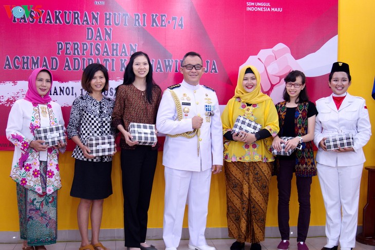 Upacara pengibaran bendera HUT RI ke-74 yang khidmat - ảnh 11