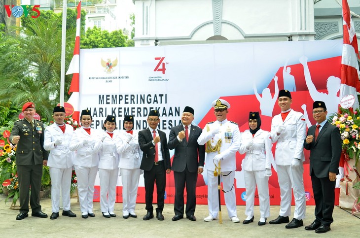 Upacara pengibaran bendera HUT RI ke-74 yang khidmat - ảnh 12