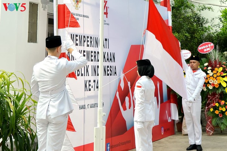 Upacara pengibaran bendera HUT RI ke-74 yang khidmat - ảnh 8