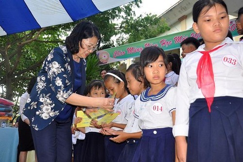 Mengadakan Festival Medio Musim Rontok untuk anak-anak miskin di seluruh negeri - ảnh 1