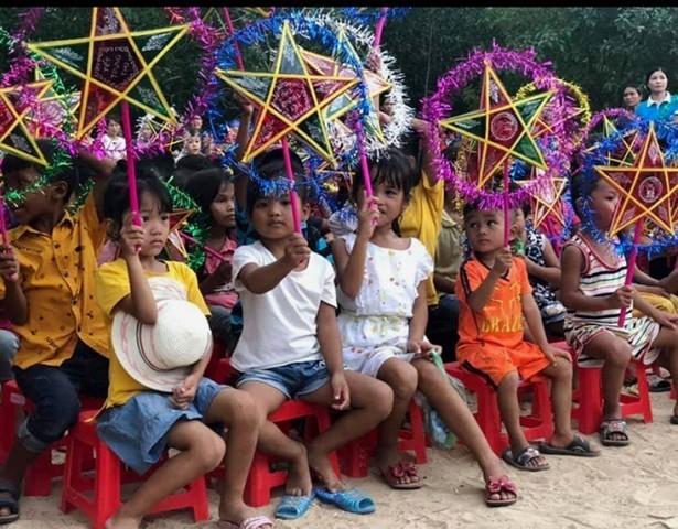 Mengadakan kegiatan-kegiatan Festival Medio Musim Rontok untuk anak-anak di banyak daerah - ảnh 1