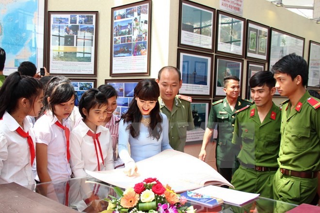 Pameran dokumen “Hoang Sa, Truong Sa milik Vietnam: Bukti-bukti sejarah dan hukum” di Provinsi Binh Thuan - ảnh 1