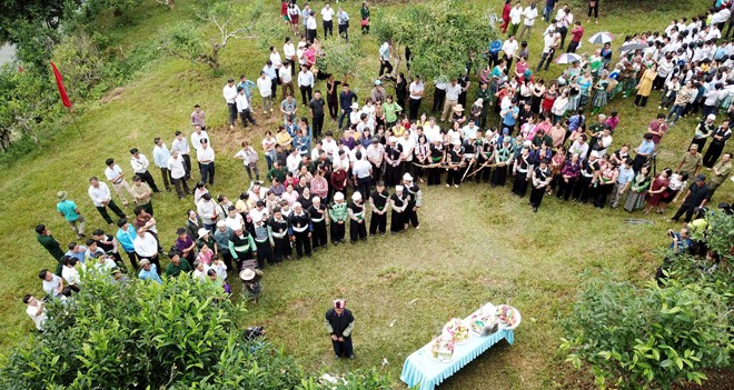 Pekan budaya wisata Muong Lo (Provinsi Yen Bai): Festival memuliakan pohon teh berusia tua - ảnh 1