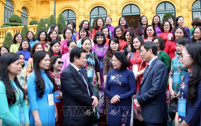 Wapres Dang Thi Ngoc Thinh melakukan pertemuan dengan delegasi pejabat pengelola dan ilmuwan perempuan di instansi pendidikan  - ảnh 1