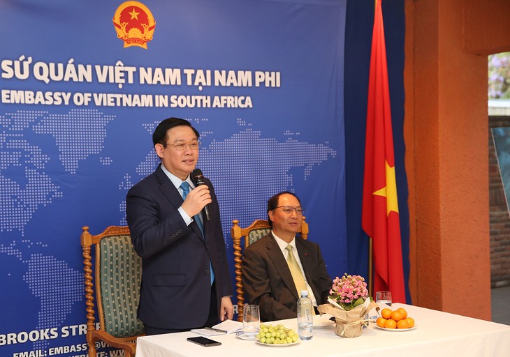 Deputi PM Vuong Dinh Hue Melakukan Kunjungan di Kedutaan Besar Vietnam di Afrika Selatan - ảnh 1