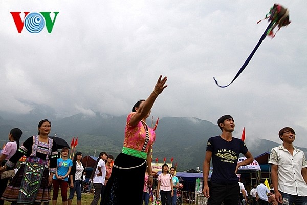  Festival Melempar “Bola Con” dari Tiga Negeri Vietnam-Laos-Tiongkok: Warna-Warni Persahabatan - ảnh 1