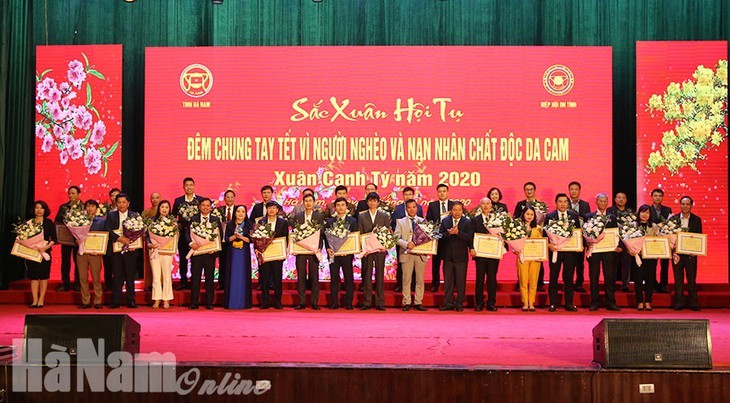 Orang-Orang Miskin dan Para Korban Agent Oranye Mendapat Dukungan Hampir 18 Miliar VND - ảnh 1