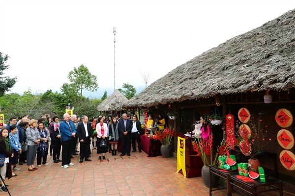 Delegasi Korps Diplomatik Menemukan Hari Raya Tet 2020 - ảnh 1