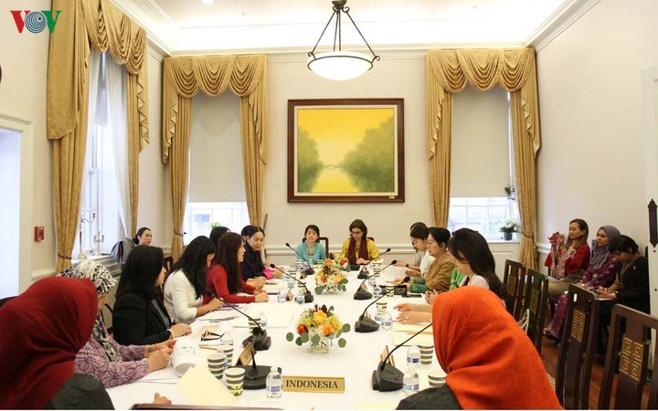 Vietnam memimpin rantai kegiatan-kegiatan temu pergaulan Asosiasi Perempuan ASEAN di Washington DC - ảnh 1