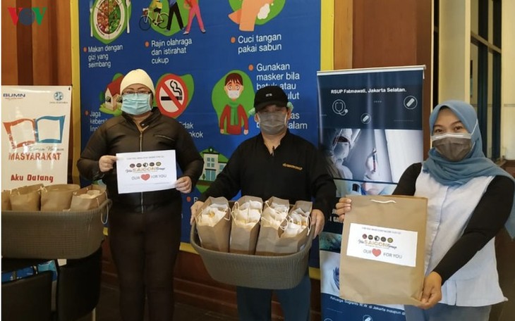 Roti Vietnam diberikan kepada para petugas medis yang melawan Covid-19 di Indonesia - ảnh 1