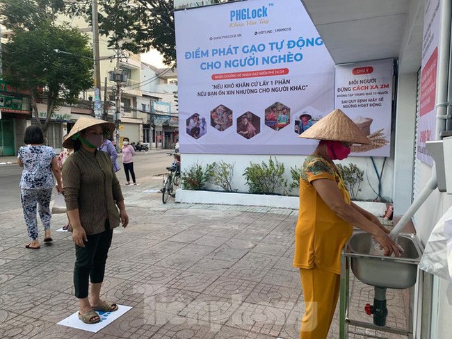 Memperkenalkan sepintas-pintas tentang perilaku-perilaku luhur dalam musim wabah Covid-19 di Vietnam - ảnh 1