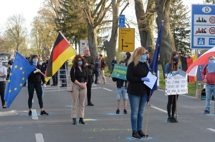 Ratusan demonstran memprotes perintah-perintah penutupan di perbatasan Polandia-Jerman - ảnh 1