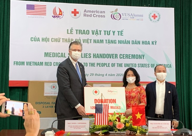 Vietnam menghadiahkan masker medis kepada AS - ảnh 1