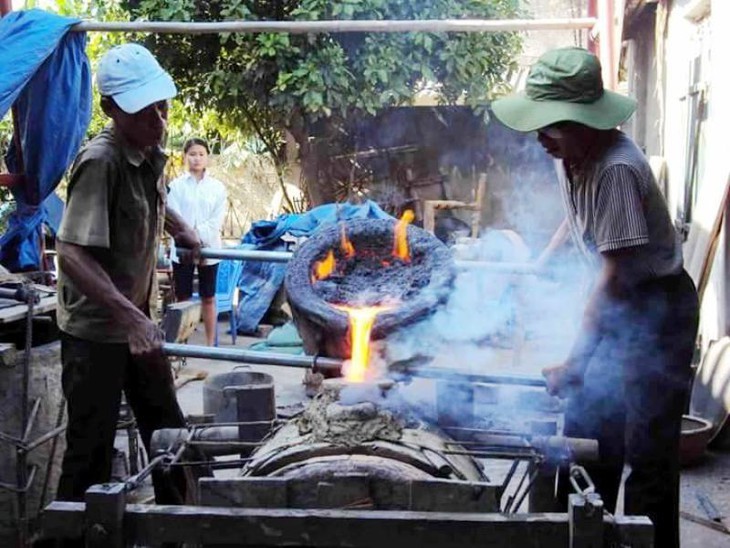 Desa Tra Dong dengan Kerajinan Pengecoran Perunggu Tradisional” - ảnh 2