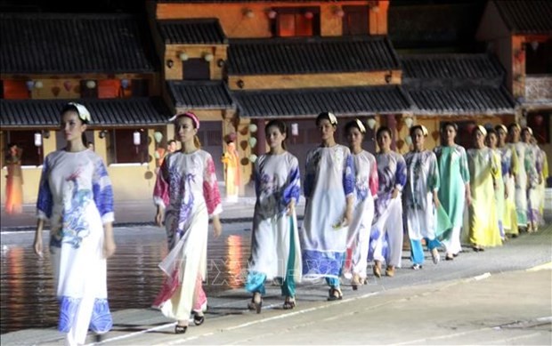 Festival “Ao dai Hoi An” yang khas dan mengesankan– lanskap Vietnam - ảnh 1