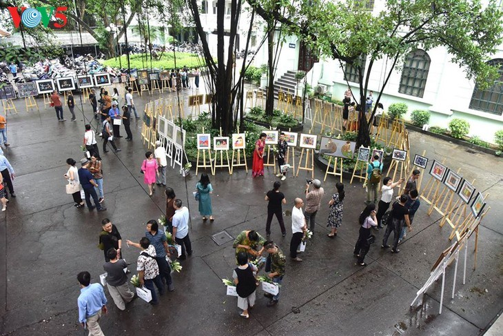 Pameran lukisan pelukis kontemporer Vietnam dalam musim isolasi - ảnh 5