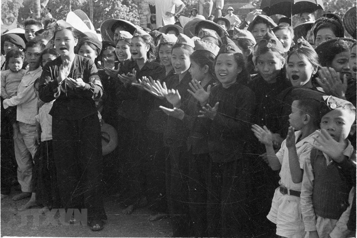 Foto-Foto yang Bernilai tentang Hari Pembebasan Ibu Kota 10/10/1954 - ảnh 9