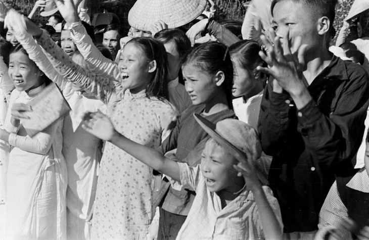 Foto-Foto yang Bernilai tentang Hari Pembebasan Ibu Kota 10/10/1954 - ảnh 10