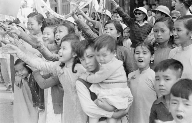 Foto-Foto yang Bernilai tentang Hari Pembebasan Ibu Kota 10/10/1954 - ảnh 11