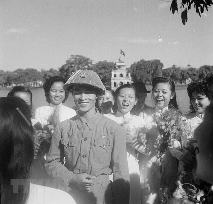 Foto-Foto yang Bernilai tentang Hari Pembebasan Ibu Kota 10/10/1954 - ảnh 13