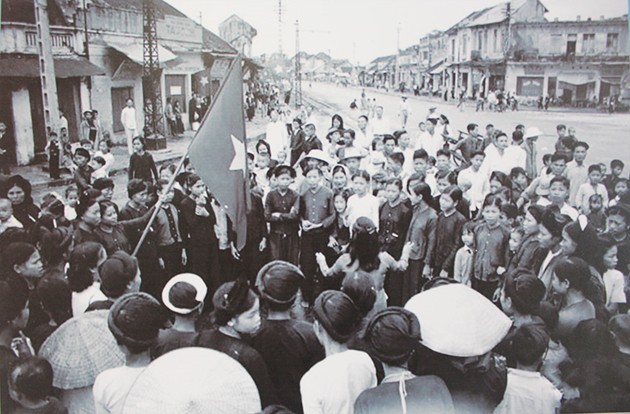 Foto-Foto yang Bernilai tentang Hari Pembebasan Ibu Kota 10/10/1954 - ảnh 14