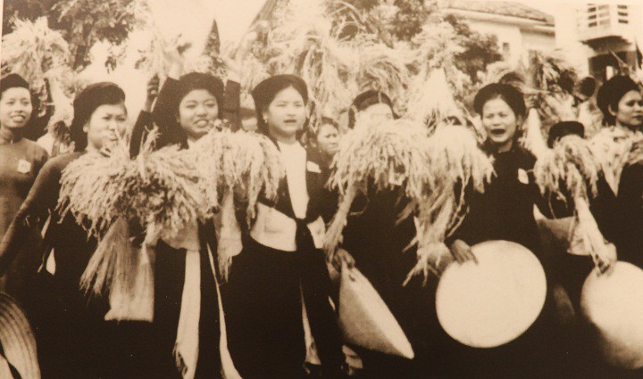 Foto-Foto yang Bernilai tentang Hari Pembebasan Ibu Kota 10/10/1954 - ảnh 15