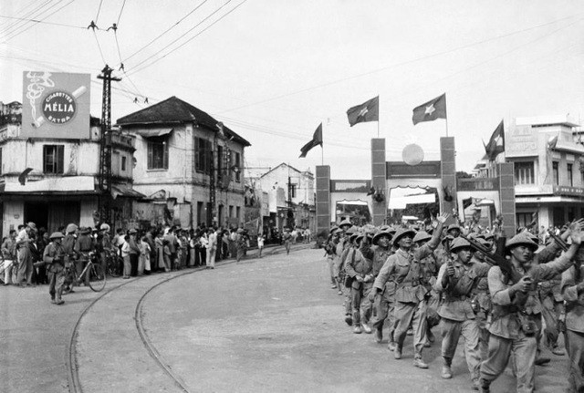 Foto-Foto yang Bernilai tentang Hari Pembebasan Ibu Kota 10/10/1954 - ảnh 2