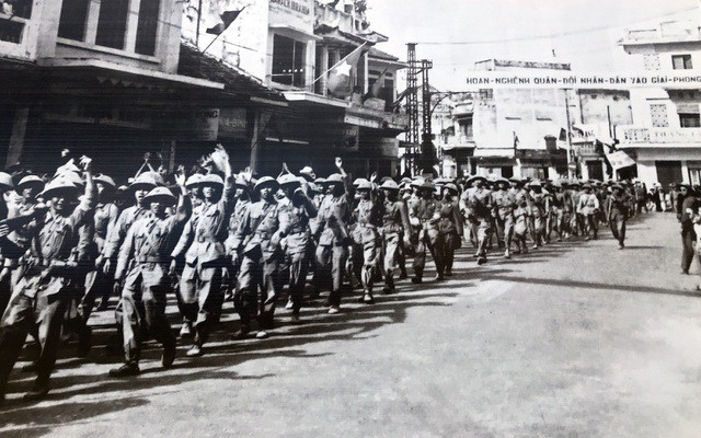 Foto-Foto yang Bernilai tentang Hari Pembebasan Ibu Kota 10/10/1954 - ảnh 3