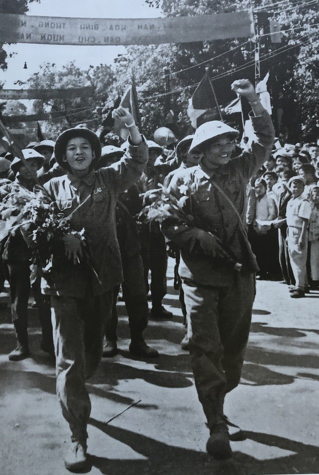 Foto-Foto yang Bernilai tentang Hari Pembebasan Ibu Kota 10/10/1954 - ảnh 6