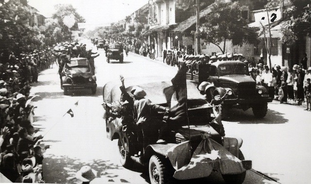 Foto-Foto yang Bernilai tentang Hari Pembebasan Ibu Kota 10/10/1954 - ảnh 7