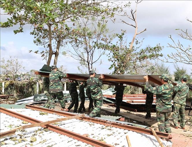 Dengan Giat Mengatasi Akibat Hujan dan Banjir, Memantau Secara Ketat Perkembangan Supra Topan Goni - ảnh 1