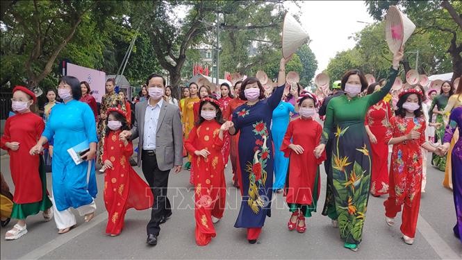 Kota Hanoi Memuliakan “Ao dai” Tradisional dalam Festival “Kecantikan Trang An” - ảnh 1