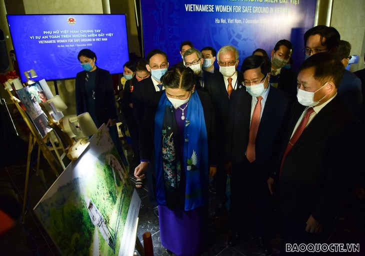 Pameran dengan Tema: “Perempuan Vietnam Bersinergi Demi Keselamatan Bumi Vietnam” - ảnh 1