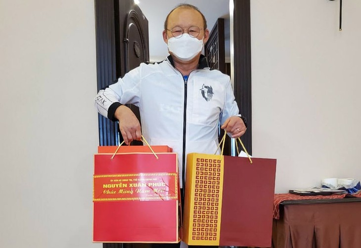 PM Nguyen Xuan Phuc Berikan Hadiah Hari Raya Tet kepada Pelatih Park Hang-seo - ảnh 1