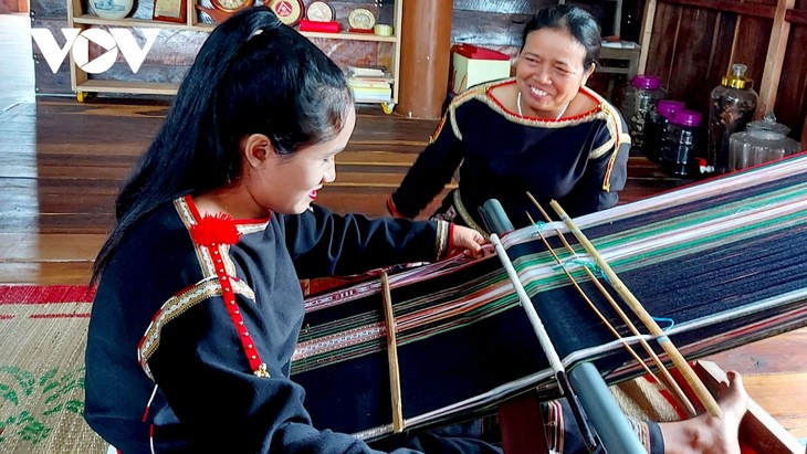 Perempuan Provinsi Dak Lak Kembangkan Kerajinan Kain Tenun Ikat - ảnh 1