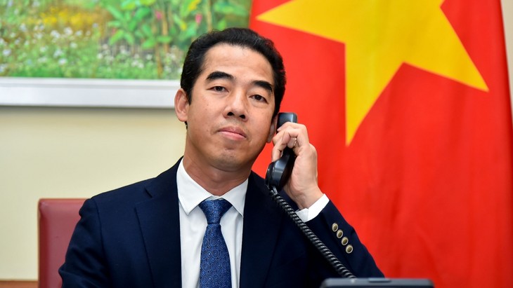 Deputi Menlu Vietnam, To Anh Dung Lakukan Pembicaraan Telepon dengan Sekretaris Negara Kemenlu Inggris, Nigel Adam - ảnh 1