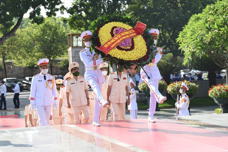 Lãnh đạo Đảng, Nhà nước đặt vòng hoa, tưởng niệm các Anh hùng liệt sỹ - ảnh 8