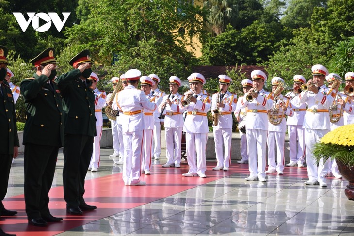 Lãnh đạo Đảng, Nhà nước đặt vòng hoa, tưởng niệm các Anh hùng liệt sỹ - ảnh 7