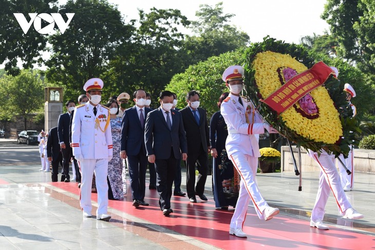 Lãnh đạo Đảng, Nhà nước đặt vòng hoa, tưởng niệm các Anh hùng liệt sỹ - ảnh 9