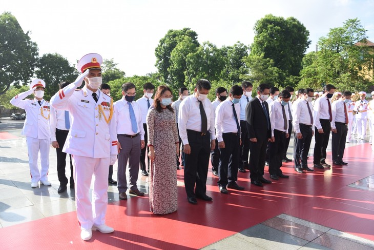 Lãnh đạo Đảng, Nhà nước đặt vòng hoa, tưởng niệm các Anh hùng liệt sỹ - ảnh 10