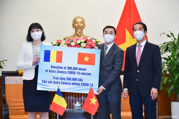 Vietnam Terima 300.000 Dosis Vaksin Covid-19 yang Dihadiahkan oleh Pemerintah Rumania - ảnh 1