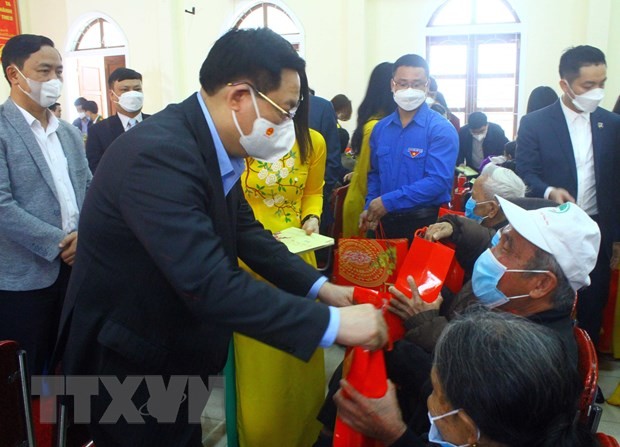 Provinsi Nghe An Perlu Perhatikan Berbagai Keluarga Miskin, Keluarga yang Dapat Kebijakan Prioritas, Keluarga Jangan Biarkan yang Tertinggal, Tidak Ada yang Tanpa Hari Raya Tet - ảnh 1