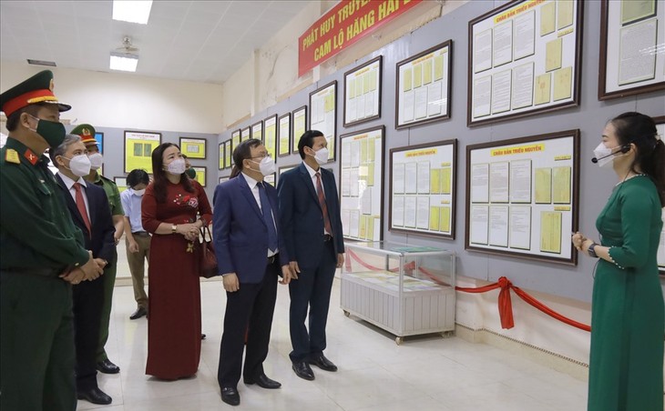 Pameran Keliling Dokumenter “Hoang Sa (Paracel), Truong Sa (Spratly) Vietnam – Bukti-Bukti Sejarah dan Hukum” di Provinsi Quang Tri - ảnh 1