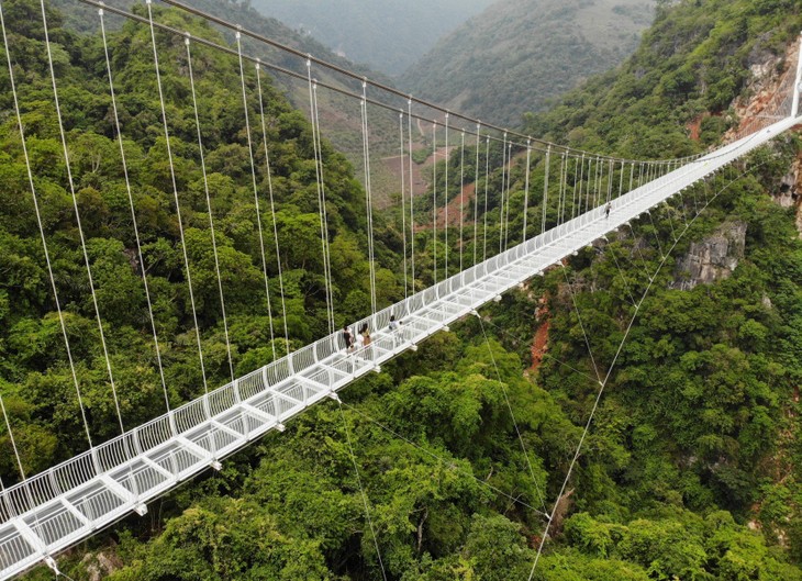 Perkenalan Sepintas tentang  Jembatan Gantung Kaca Terpanjang di Dunia di Provinsi Moc Chau, Vietnam Utara dan Situasi BBM di Vietnam dalam Konteks Pertempuran antara Rusia dan Ukrain - ảnh 1