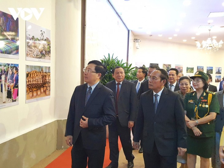 Pembukaan Pameran Foto dengan tema: “Persahabatan Laos-Vietnam Berkelanjutan Selama-Lamanya“ - ảnh 1