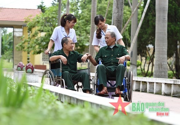 Seluruh Masyarakat Pikirkan Berterima Kasih kepada Orang yang Berjasa - ảnh 1