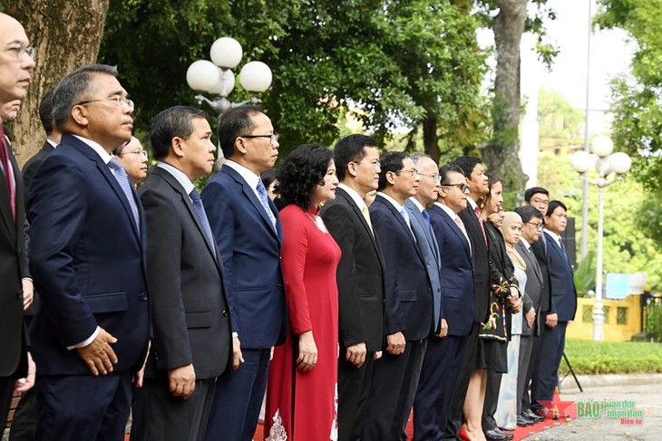 Upacara Bendera Sehubungan dengan Peringatan 55 Tahun Berdirinya ASEAN - ảnh 1