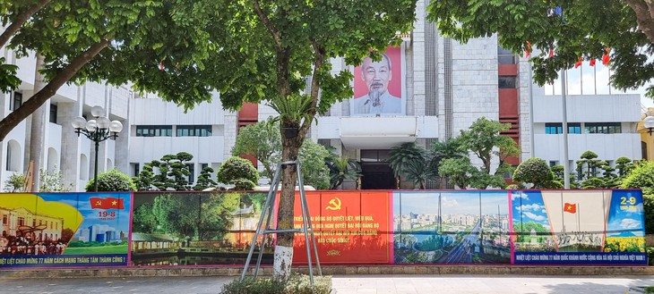 Kota Hanoi Penuh Dengan Bendera dan Bunga Untuk Merayakan Hari Nasional 2 September       - ảnh 9