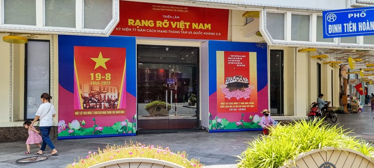 Kota Hanoi Penuh Dengan Bendera dan Bunga Untuk Merayakan Hari Nasional 2 September       - ảnh 11