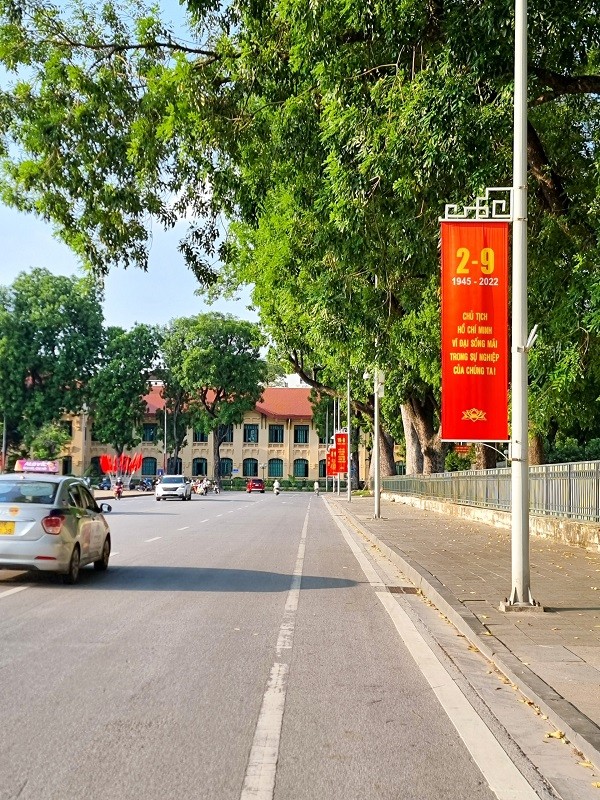 Kota Hanoi Penuh Dengan Bendera dan Bunga Untuk Merayakan Hari Nasional 2 September       - ảnh 5